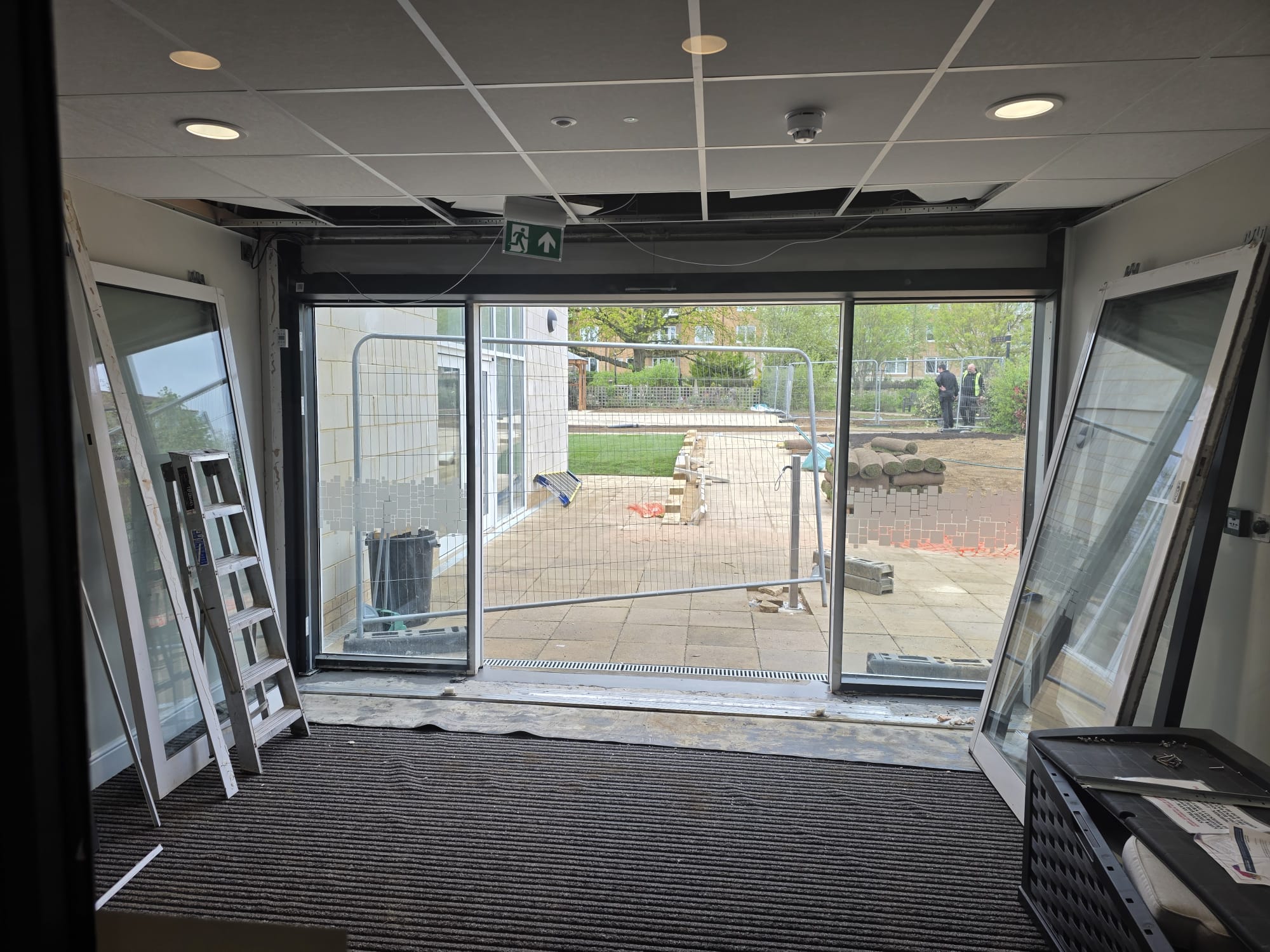 Automatic sliding entrance installation